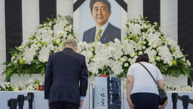 493203_japan_abe_funeral_a_nations_mood_03632 33ef42feeeca4bfeae06c6b6ef153a84 1 676x451.jpg