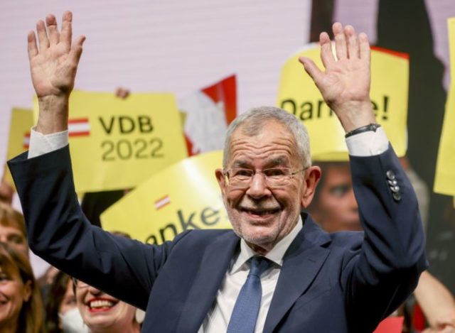 493955_alexander van der bellen 676x495.jpg