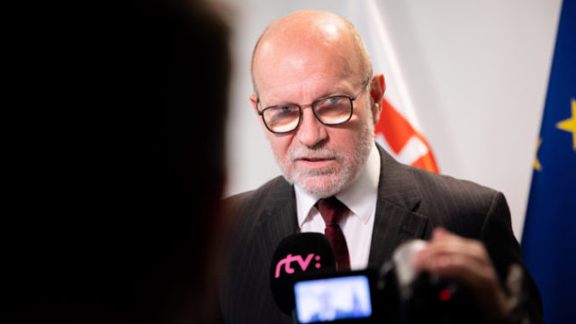 494089_minister r ker v bruseli_52418118875_o 676x451.jpg