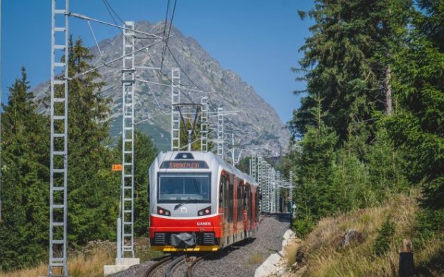 494862_vyluka na trase strba strbske pleso konci 25. 10. o jedenastej vecer 676x423.jpg