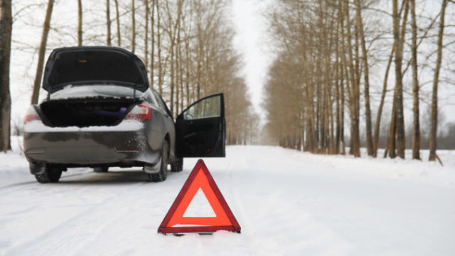 496171_man car winter walk car repair 676x451.jpg