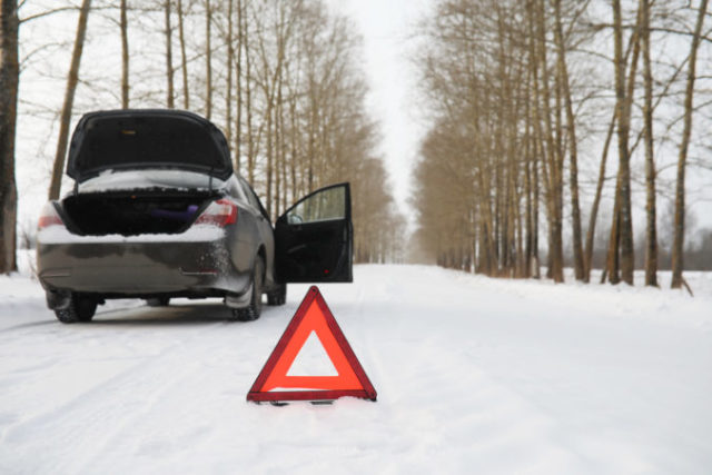 496171_man car winter walk car repair 676x451.jpg
