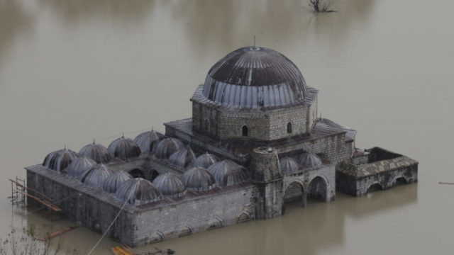 496185_albania_europe_floods_72096 8ba5567d2f3249f0a7ddb0cf73fb7572 676x451.jpg