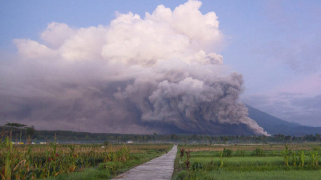 496866_indonesia_volcano_eruption_26075 624b3c7749d140e0b3b8edbc3fb9072e 676x451.jpg