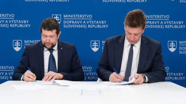 497819_na fotografii sprava minister dopravy a vystavby sr andrej dolezal a predseda predstavenstva a generalny riaditel zssk roman koren 676x451.jpg