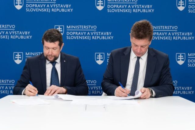 497819_na fotografii sprava minister dopravy a vystavby sr andrej dolezal a predseda predstavenstva a generalny riaditel zssk roman koren 676x451.jpg