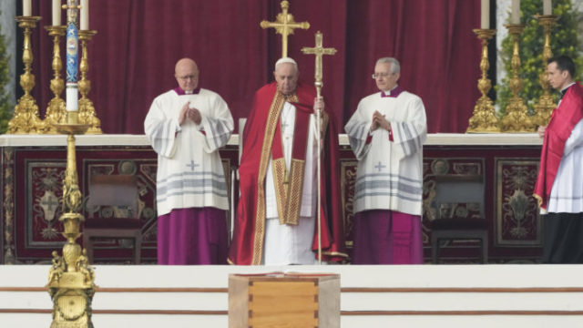 498254_vatican_benedict_xvi_funeral_37537 fb6ac805de29430eb1f9c089211f32ea 676x451.jpg