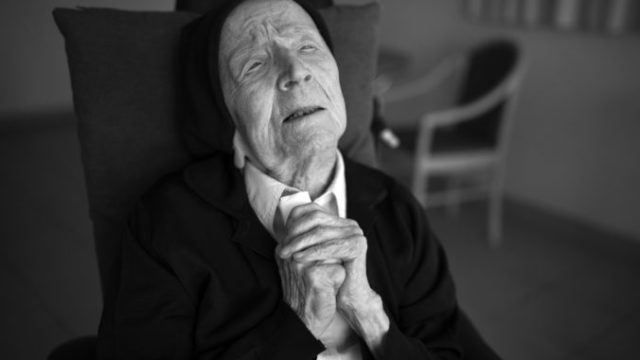 498816_france_oldest_person_34427 4bcb7508fc6c4193875f9a134d892d39 676x451.jpg
