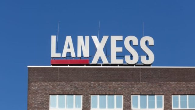 499418_lanxess_brand na budove 676x451.jpg