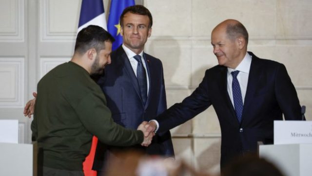 499945_volodymyr zelenskyj emmanuel macron olaf scholz 676x459.jpg