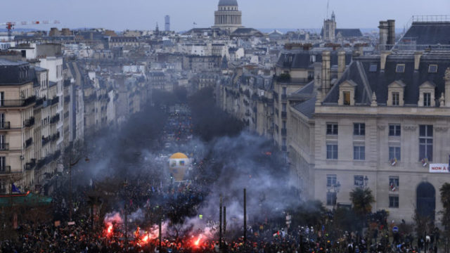 501195_aptopix_france_pension_protests_98418 676x451.jpg