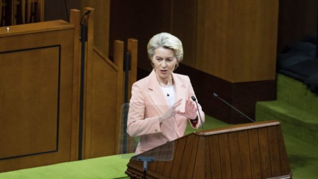 501235_ursula von der leyen kanadsky parlament 676x450.jpg