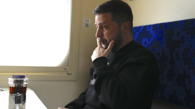 502177_the_ap_interview_ukraine_zelenskyy_04028 1 676x451.jpg