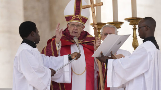 502337_vatican_pope_palm_sunday_73135 676x451.jpg