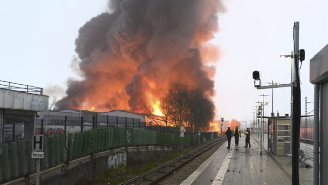 502625_germany_hamburg_fire_82061 676x450.jpg