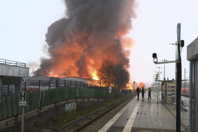 502625_germany_hamburg_fire_82061 676x450.jpg