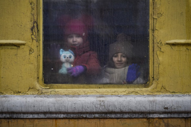 502897_russia_ukraine_war_goodbyes_photo_gallery_22838 b829a932e0bc4e26a3e530d06952df08 676x451.jpg