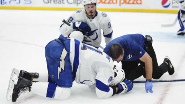 503023_lightning_maple_leafs_hockey_22573 676x451.jpg