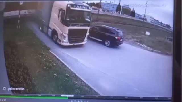 503073_zrazka vlak kamion presov 676x421.jpg
