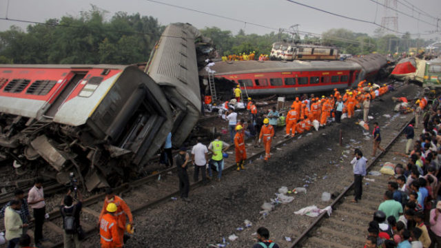 505164_india_train_derailment_07668 676x451.jpg