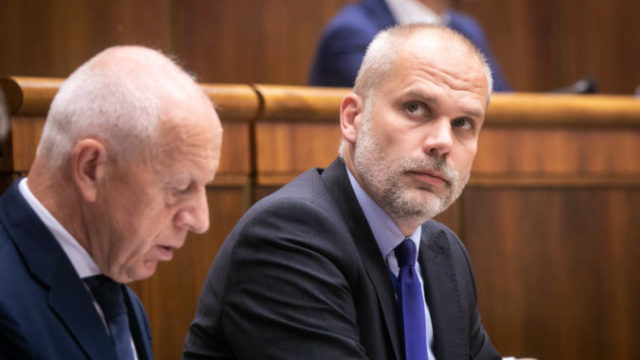 505861_minister obrany sr martin sklenar 676x451.jpg