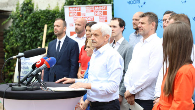 506509_dzurinda modri 676x451.jpg