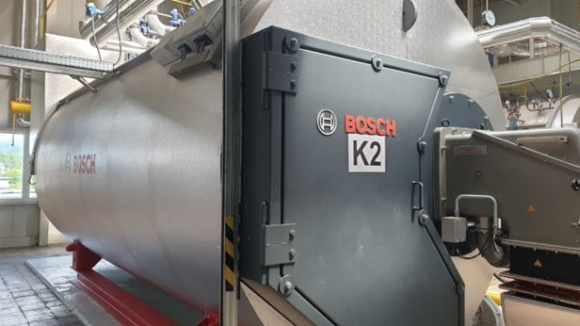 506512_kotol vazi 28 ton po naplneni vodou ma hmotnost 50 ton a vytvara paru s teplotou 165 °c. 676x507.jpg