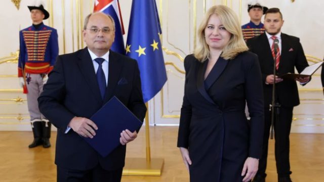507380_prezidentka zuzana a aputova a jan aoth nova veavyslanec pre francazsko. 676x451.jpg