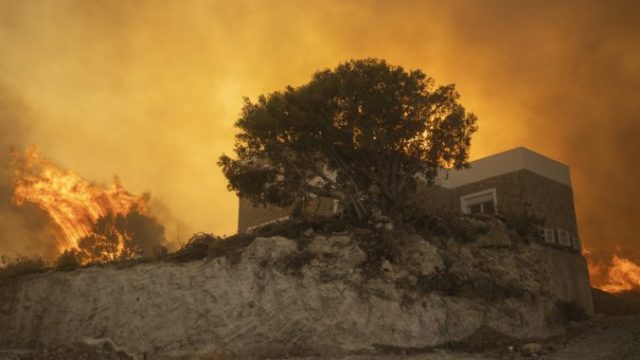 507865_aptopix_greece_wildfires_54298 676x451.jpg