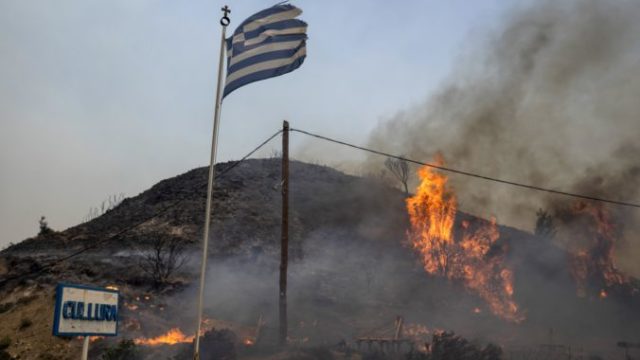 507951_aptopix_greece_wildfires_31311 676x451.jpg