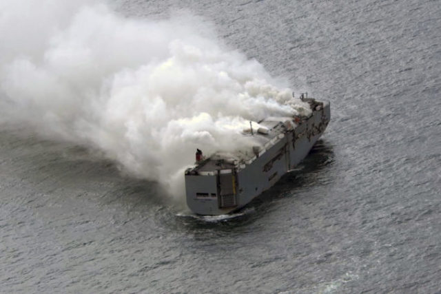 508012_netherlands_cargo_ship_fire_81549 676x451.jpg