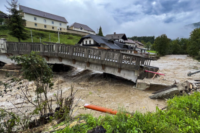 508257_slovenia_floods_60307 676x451.jpg