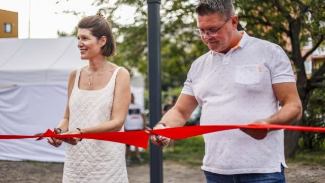 509561_foto 1 pasku pri otvoreni k parku prestrihol primator samorina csaba orosz a lenka klatikova zo spolocnosti kaufland foto matyas szinghoffer 676x450.jpg