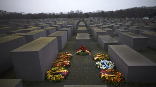 510133_germany_holocaust_remembrance_99102 22303f756e3a4eb998b34c0ca1f78a9f 676x447.jpg
