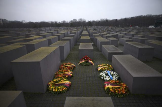 510133_germany_holocaust_remembrance_99102 22303f756e3a4eb998b34c0ca1f78a9f 676x447.jpg