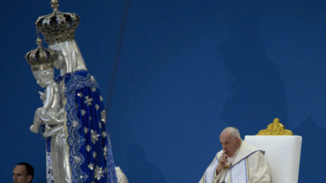 510900_aptopix_france_pope_49047 676x451.jpg