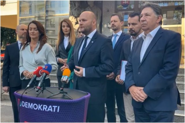 511044_titulka demokrati 676x451.jpg