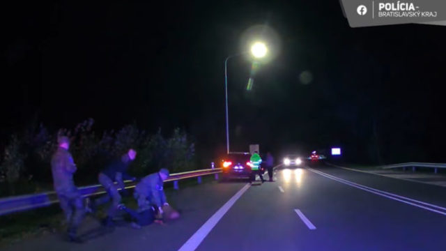 512894_policia migranti 676x415.jpg