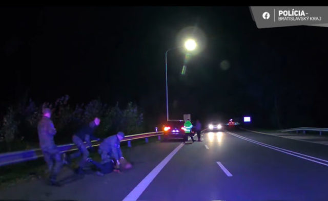 512894_policia migranti 676x415.jpg