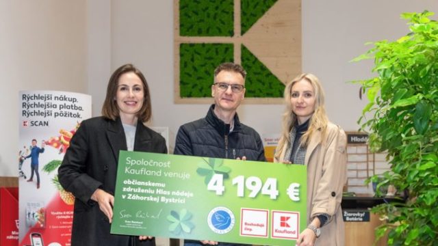 513696_lucia vargova vlavoa nikoleta lorincova zo spolocnosti kaufland odovzdali symbolicky sek robertovi krettovi z oz hlas nadeje 676x451.jpg