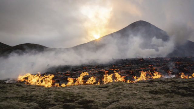 514002_iceland_volcano_80177 676x451.jpg