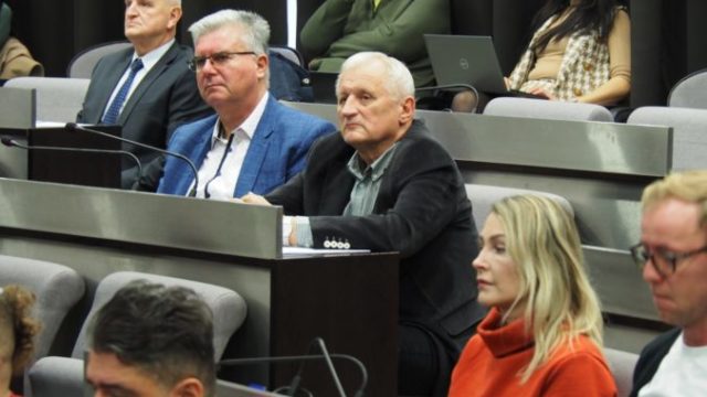 515330_poslanec holecek 676x451.jpg