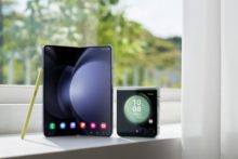 515993_123_galaxy_fold5_flip5s_pen_product_icy_blueocean_green_hi min 676x451.jpg