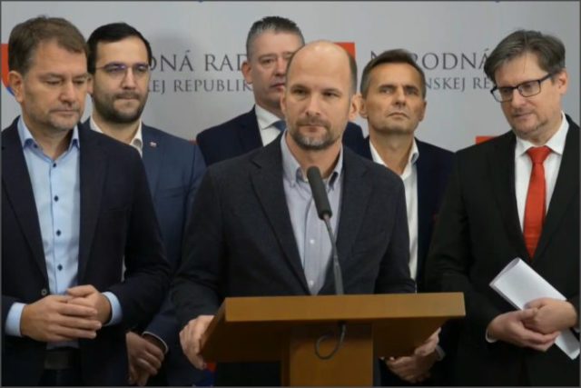 516463_titulka hnutie slovensko 676x451.jpg
