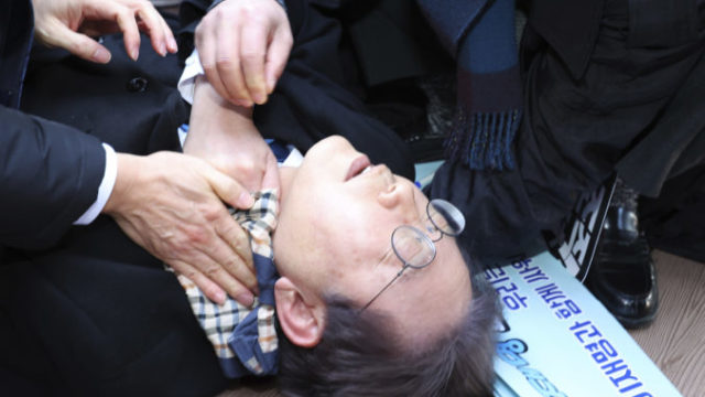 516914_south_korea_politician_attacked_91219 676x451.jpg