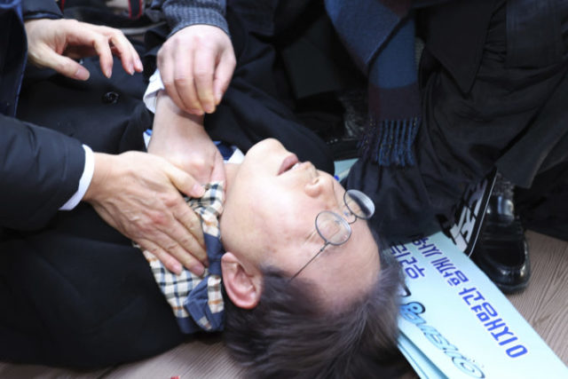 516914_south_korea_politician_attacked_91219 676x451.jpg