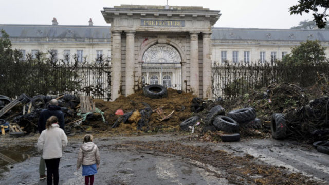 518506_aptopix_france_farmers_protests_73948 676x451.jpg