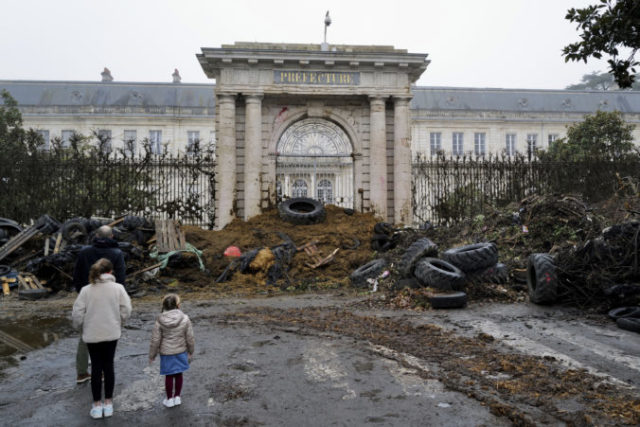 518506_aptopix_france_farmers_protests_73948 676x451.jpg