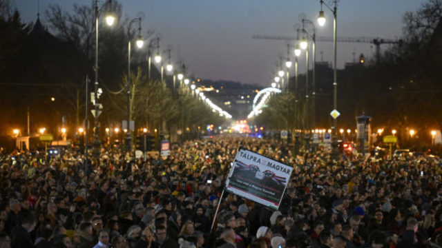 519802_hungary_protest_61585 676x451.jpg