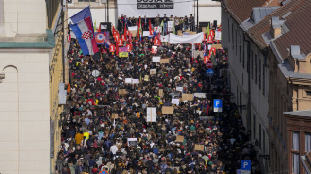 519807_croatia_protest_31739 676x451.jpg